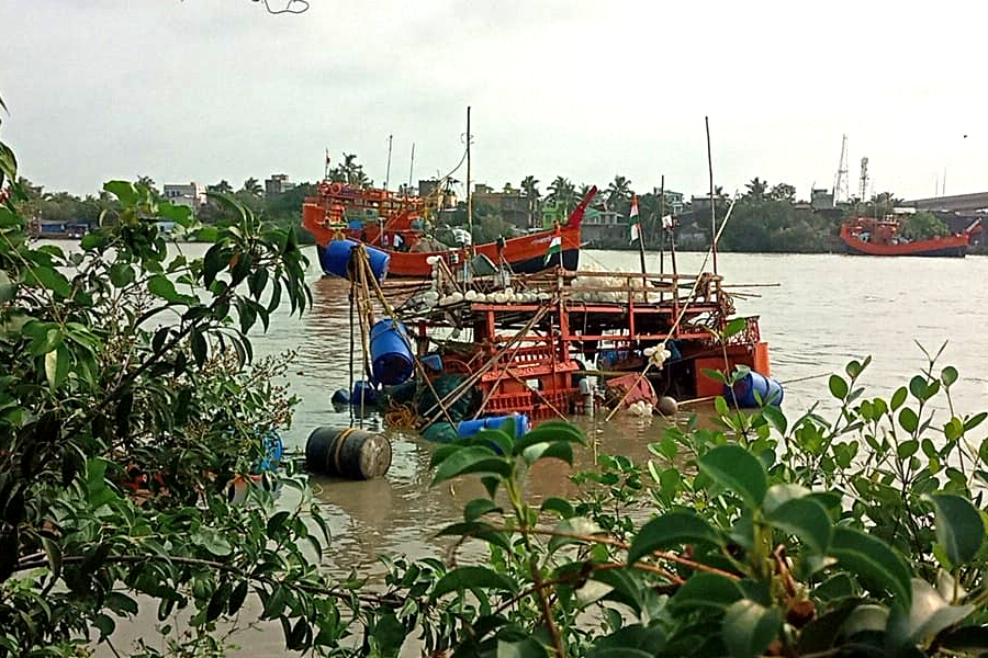 Fishing Trawler drowned in Bengal